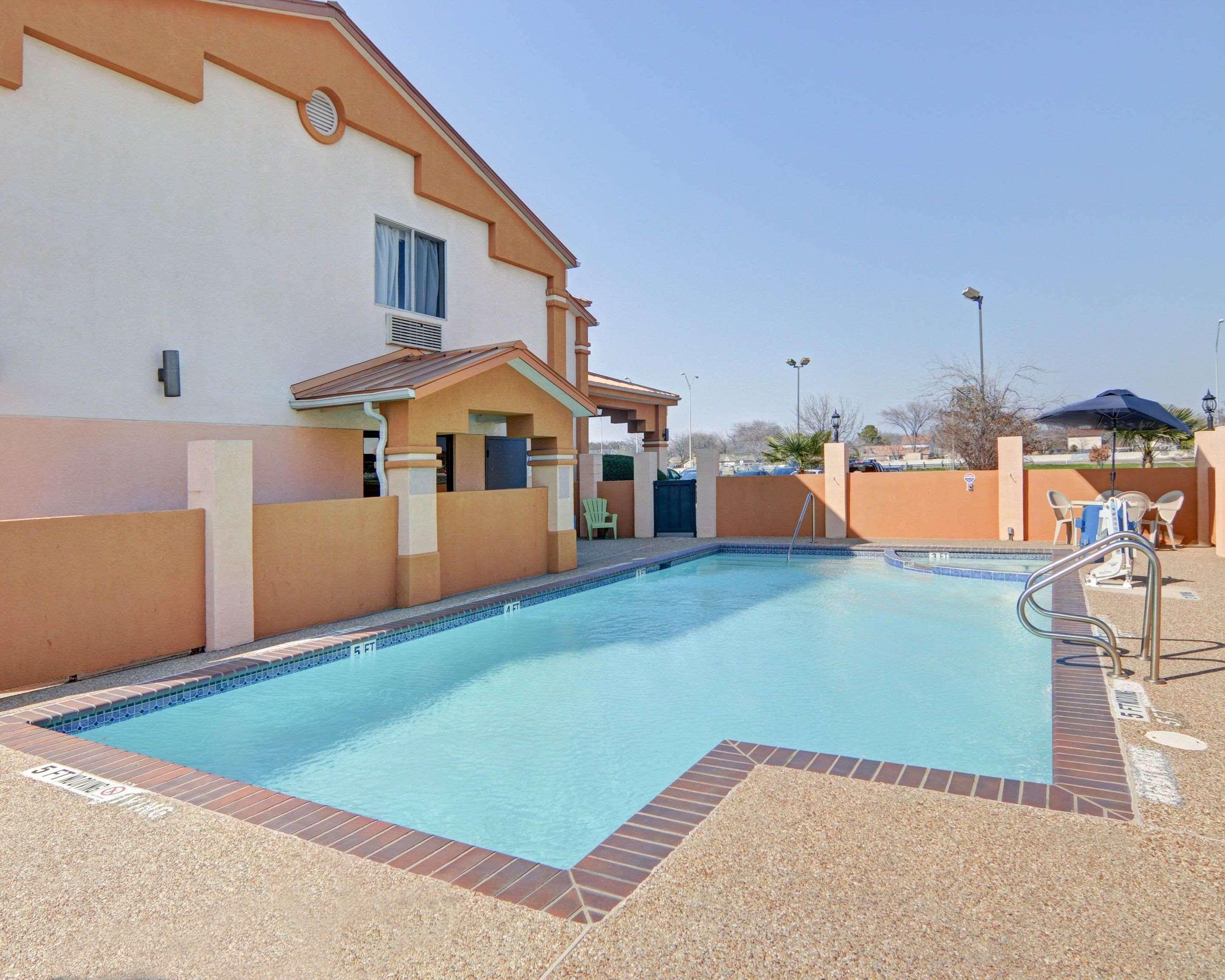 Quality Inn Forest Hill - Fort Worth South Extérieur photo